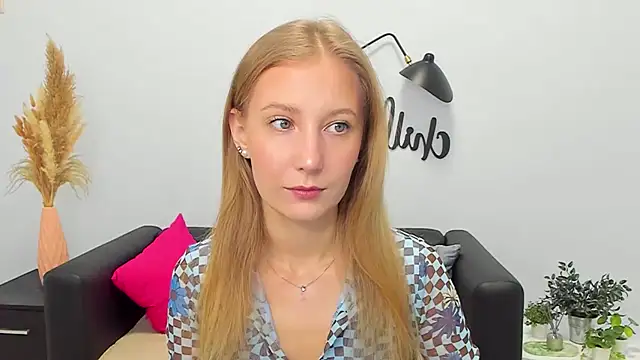 Snapshot of LolaWilsons chatting on 12/05/25, 07:28 LolaWilsons online show from 12/05/25, 07:28