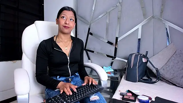 VaneLin18 online show from 10/02/25, 05:20