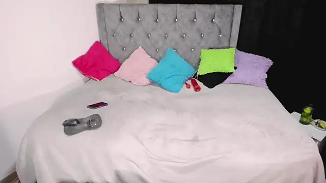 Snapshot of valenthottie chatting on 03/23/25, 02:48 valenthottie online show from 03/23/25, 02:48