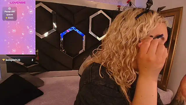 Haelycute online show from 11/02/25, 09:28