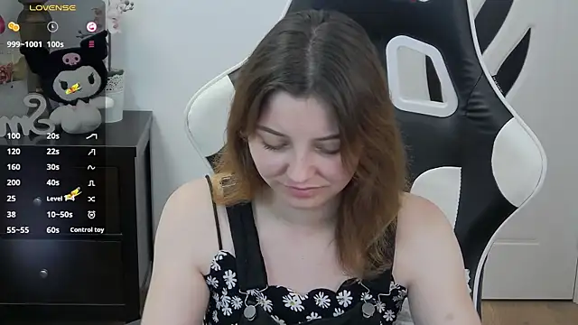 Snapshot of pretty_little_thing chatting on 05/27/26, 04:04 pretty little thing online show from 05/27/26, 04:04