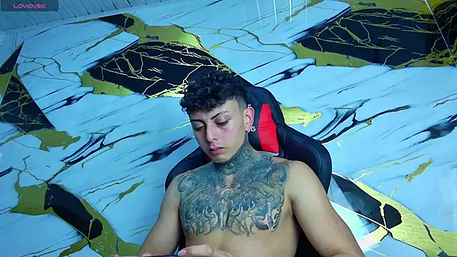 Snapshot of Kevin22_222 chatting on 03/20/25, 02:40 Kevin22 222 online show from 03/20/25, 02:40