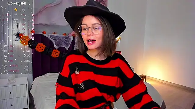 Snapshot of Kelly_Cuutie chatting on 10/26/25, 01:11 Kelly Cuutie online show from 10/26/25, 01:11