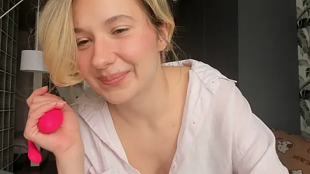 Lilith lutherlow online show from 03/15/26, 12:00