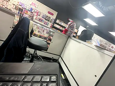 Snapshot of RawRyder8 chatting on 12/17/25, 02:06 RawRyder8 online show from 12/17/25, 02:06