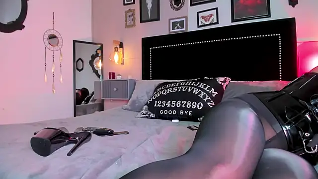 ninaevanss  online show from 02/04/26, 09:31