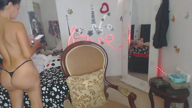 Snapshot of brigitht chatting on 11/18/25, 03:49 brigitht online show from 11/18/25, 03:49