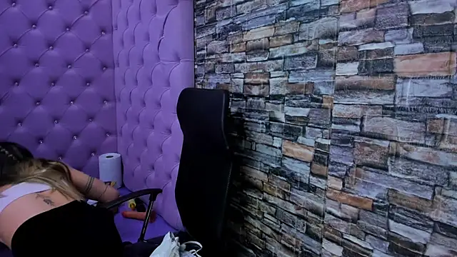 Snapshot of celeste_blue69 chatting on 12/19/24, 02:56 celeste blue69 online show from 12/19/24, 02:56