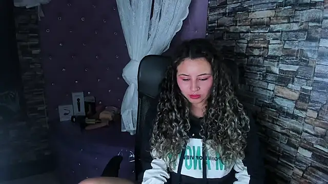 Snapshot of celeste_blue69 chatting on 02/15/25, 08:44 celeste blue69 online show from 02/15/25, 08:44