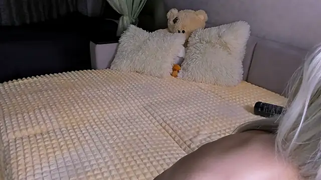 Snapshot of Sweeet_Barbie chatting on 11/22/25, 03:33 Sweeet Barbie online show from 11/22/25, 03:33