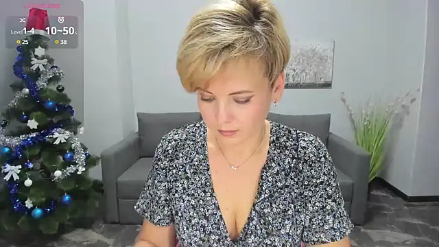 Julia Wilsone online show from 12/22/24, 12:49