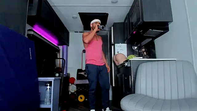 Snapshot of DirtyDrizzy chatting on 02/13/26, 01:56 DirtyDrizzy online show from 02/13/26, 01:56