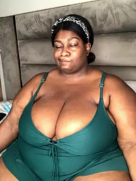 Snapshot of bustytitsxxx chatting on 12/04/24, 12:14 bustytitsxxx online show from 12/04/24, 12:14