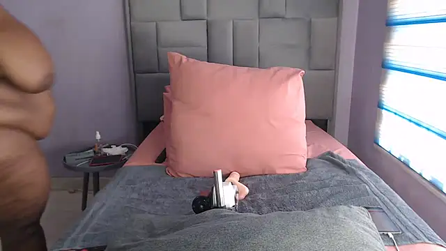 Snapshot of bustytitsxxx chatting on 10/13/25, 08:47 bustytitsxxx online show from 10/13/25, 08:47