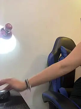 Snapshot of _luna_torres chatting on 03/13/26, 01:18 luna torres online show from 03/13/26, 01:18