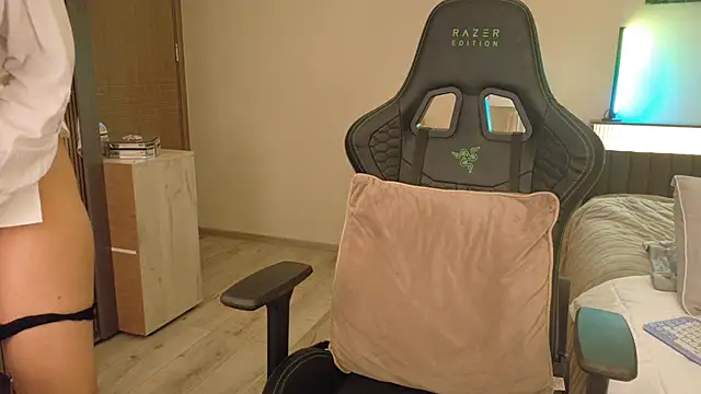 joycesilver online show from 12/04/25, 09:29