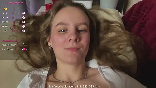 Snapshot of Hot_Thumbelina chatting on 11/24/25, 02:22 Hot Thumbelina online show from 11/24/25, 02:22