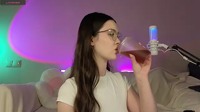 Snapshot of AokiAnna chatting on 10/08/25, 06:22 AokiAnna online show from 10/08/25, 06:22