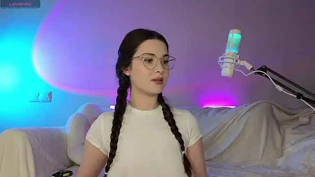 Snapshot of AokiAnna chatting on 10/09/25, 06:44 AokiAnna online show from 10/09/25, 06:44