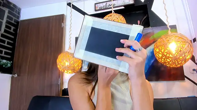 victoria aleia  online show from 12/17/25, 11:00