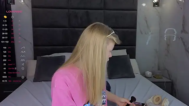 Sarra Cooper online show from 03/12/25, 01:14