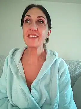 Snapshot of JasmineNoir2 chatting on 12/12/24, 01:39 JasmineNoir2 online show from 12/12/24, 01:39