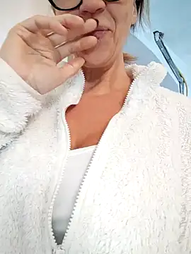 Snapshot of JasmineNoir2 chatting on 12/26/24, 02:37 JasmineNoir2 online show from 12/26/24, 02:37