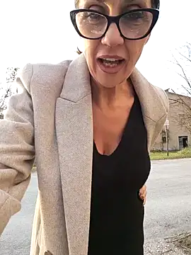 Snapshot of JasmineNoir2 chatting on 01/01/25, 02:42 JasmineNoir2 online show from 01/01/25, 02:42