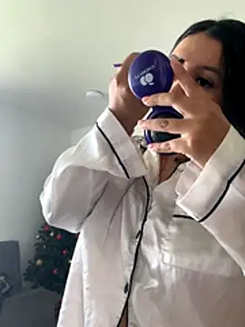 Pretty Isadora online show from 12/15/25, 04:33