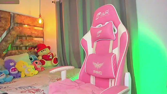 Snapshot of Mia_coxx1 chatting on 01/26/25, 10:12 Mia coxx1 online show from 01/26/25, 10:12