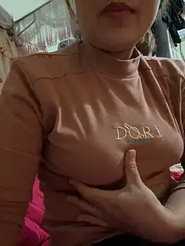 Snapshot of Milk_Mom99 chatting on 01/10/25, 03:50 Milk Mom99 online show from 01/10/25, 03:50