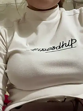 Snapshot of Milk_Mom99 chatting on 03/21/25, 11:01 Milk Mom99 online show from 03/21/25, 11:01