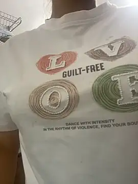 Snapshot of Milk_Mom99 chatting on 09/29/25, 11:20 Milk Mom99 online show from 09/29/25, 11:20