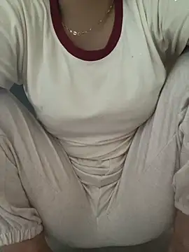 Snapshot of Milk_Mom99 chatting on 11/15/25, 06:33 Milk Mom99 online show from 11/15/25, 06:33