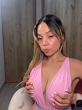 Snapshot of nakary00 chatting on 10/03/25, 11:35 nakary00 online show from 10/03/25, 11:35