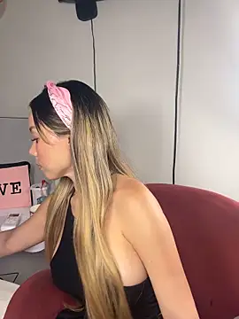 Snapshot of nakary00 chatting on 11/13/25, 12:09 nakary00 online show from 11/13/25, 12:09