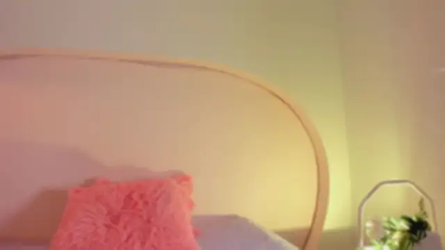 katiepeach  online show from 10/18/25, 12:06