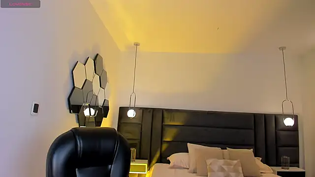 VictoriaMilan  online show from 12/12/24, 07:37