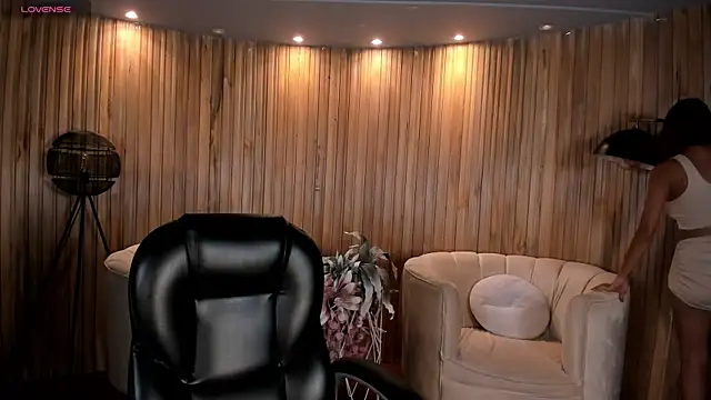 VictoriaMilan  online show from 03/02/25, 11:53