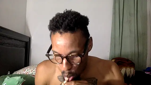 Snapshot of KingDerRico chatting on 09/15/25, 01:05 KingDerRico online show from 09/15/25, 01:05