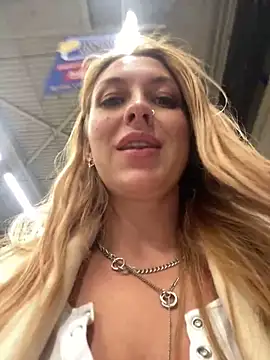 Snapshot of Sweet___Emily chatting on 12/04/24, 08:51 Sweet Emily online show from 12/04/24, 08:51