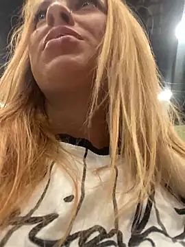 Snapshot of Sweet___Emily chatting on 12/06/24, 02:28 Sweet Emily online show from 12/06/24, 02:28