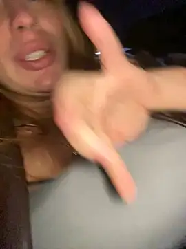 Snapshot of Sweet___Emily chatting on 12/12/24, 07:04 Sweet Emily online show from 12/12/24, 07:04