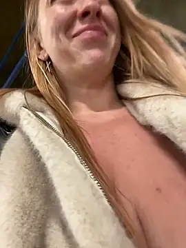 Snapshot of Sweet___Emily chatting on 12/18/24, 10:24 Sweet Emily online show from 12/18/24, 10:24