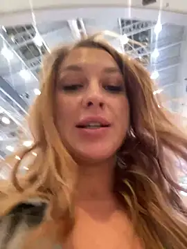 Snapshot of Sweet___Emily chatting on 01/19/25, 02:17 Sweet Emily online show from 01/19/25, 02:17