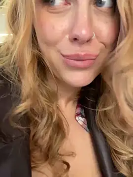 Snapshot of Sweet___Emily chatting on 01/28/25, 02:42 Sweet Emily online show from 01/28/25, 02:42