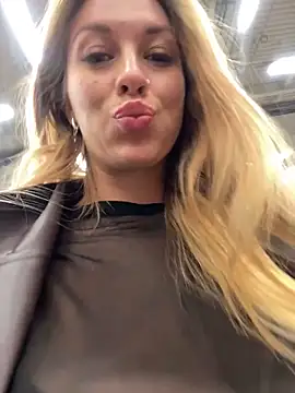 Snapshot of Sweet___Emily chatting on 03/12/25, 05:13 Sweet Emily online show from 03/12/25, 05:13