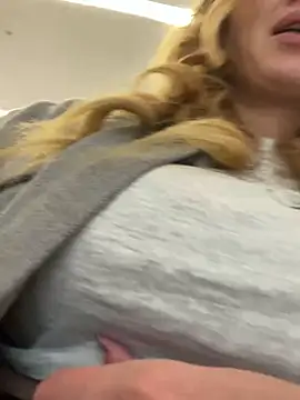 Snapshot of Sweet___Emily chatting on 09/18/25, 01:46 Sweet Emily online show from 09/18/25, 01:46