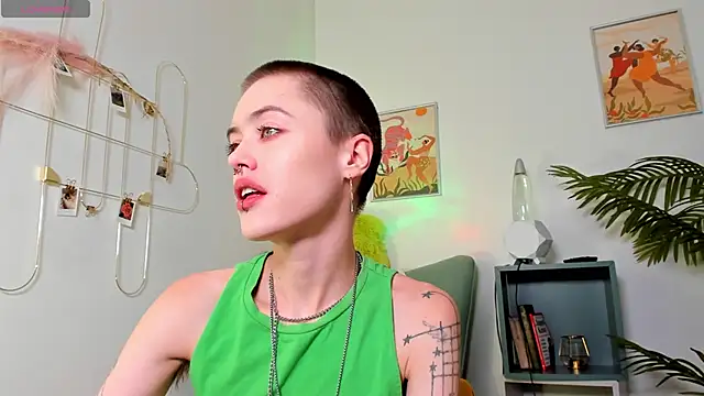 Snapshot of PamelaYong chatting on 12/14/24, 01:38 PamelaYong online show from 12/14/24, 01:38