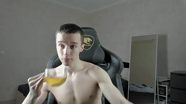 Snapshot of MasonWarholl chatting on 01/16/25, 06:48 MasonWarholl online show from 01/16/25, 06:48